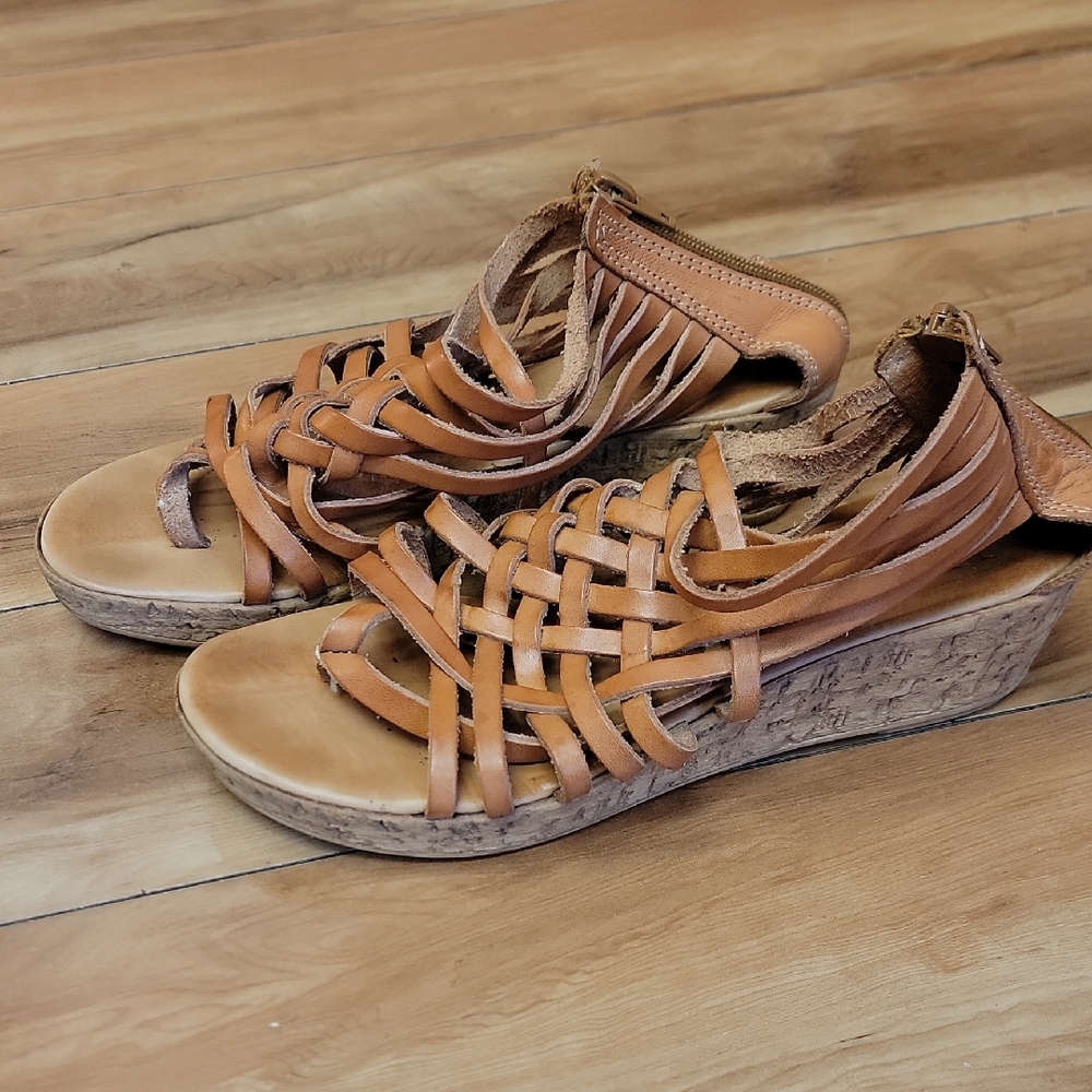 B&B Greek Leather Size 39 Tan Wedge Sandals With Zipper Back Closure